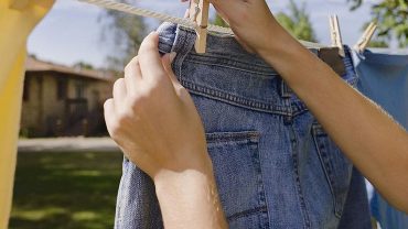 cách giặt quần jean không ra màu