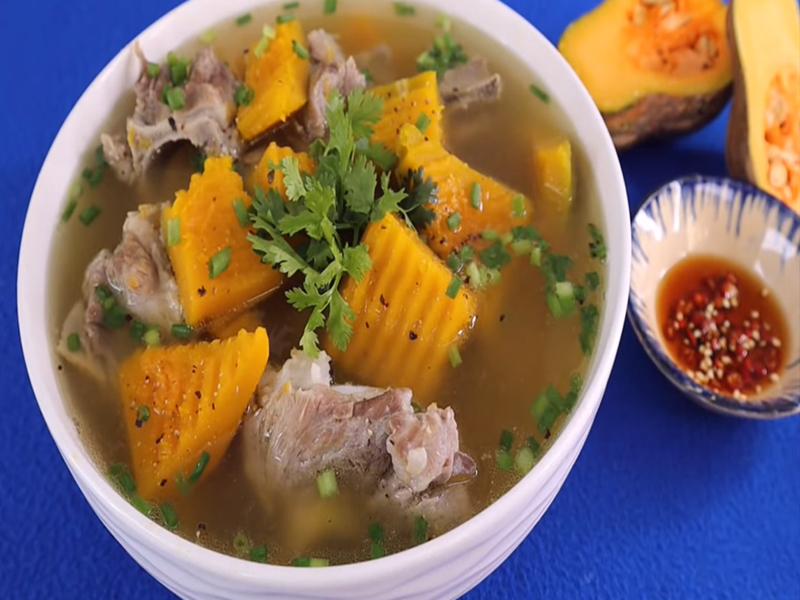 cách nấu canh bí đỏ hầm xương 5