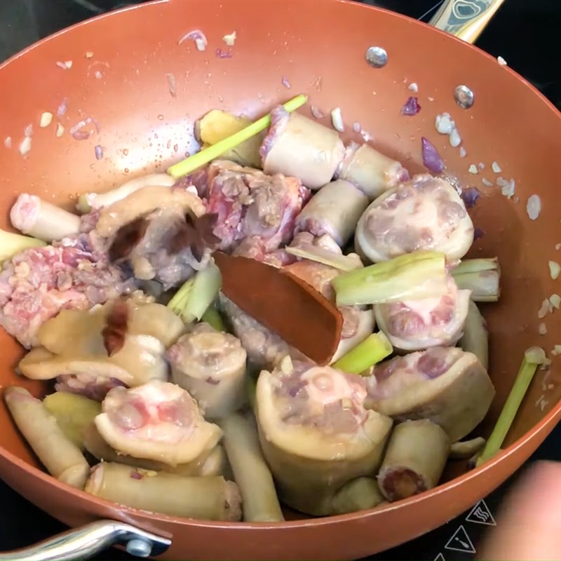 đuôi bò hầm thuốc bắc