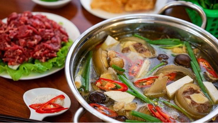 lẩu đuôi bò hầm thuốc bắc